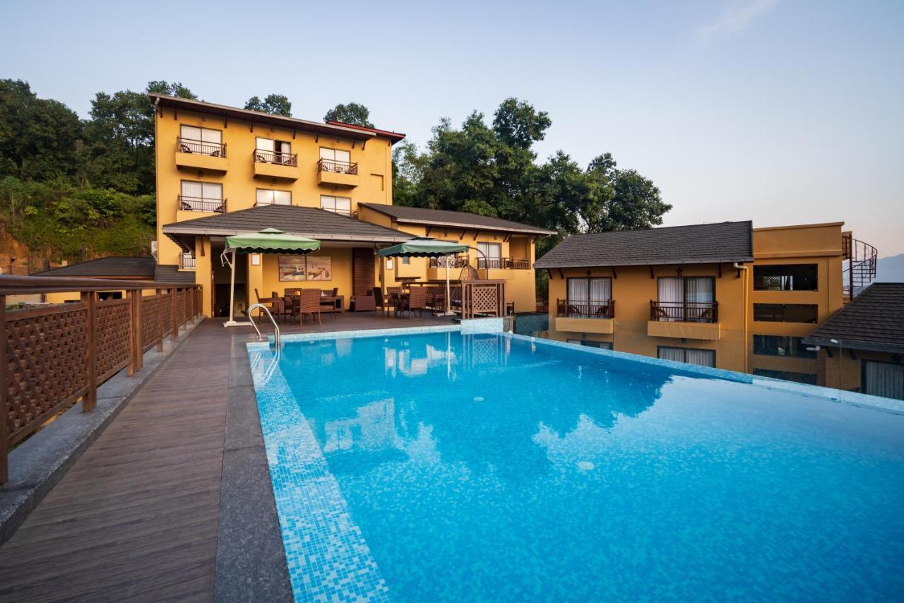 Bar Peepal Resort โพคารา ภายนอก รูปภาพ The swimming pool at the resort