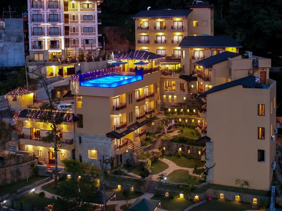 Bar Peepal Resort โพคารา ภายนอก รูปภาพ The hotel at night