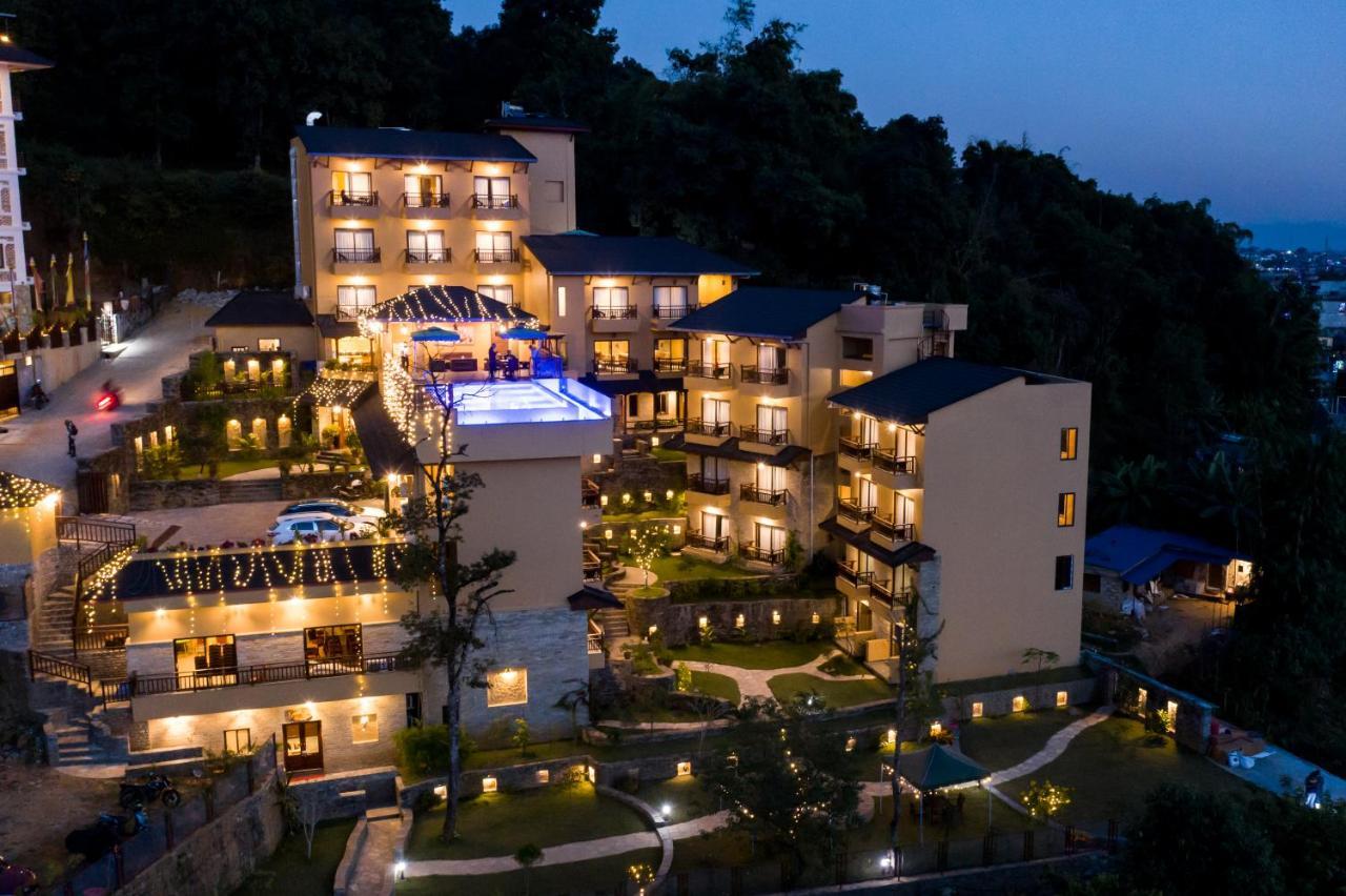 Bar Peepal Resort โพคารา ภายนอก รูปภาพ The resort at night