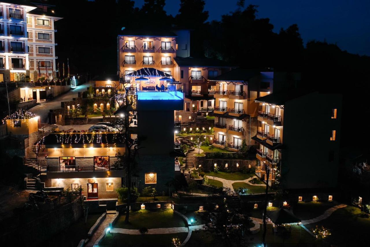Bar Peepal Resort โพคารา ภายนอก รูปภาพ The resort at night