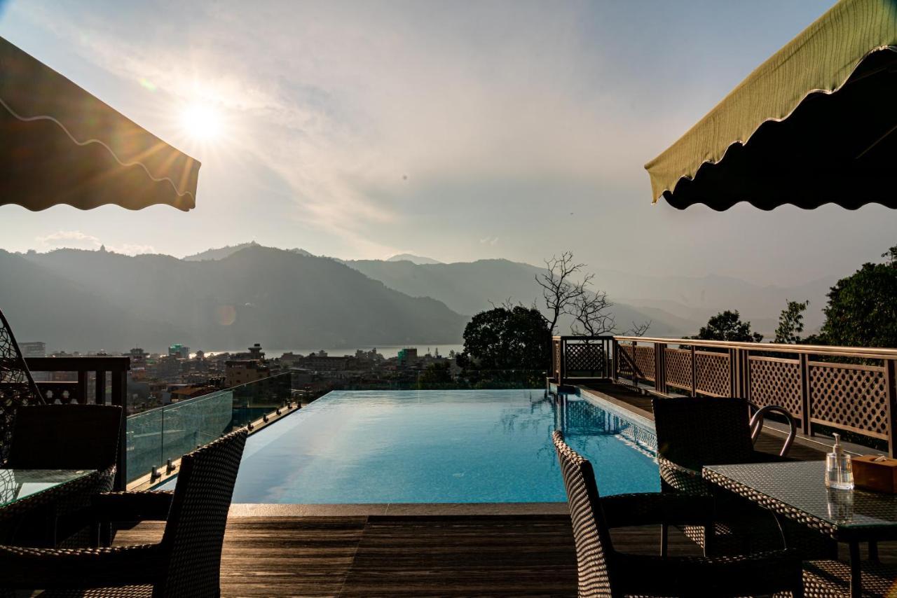 Bar Peepal Resort โพคารา ภายนอก รูปภาพ The swimming pool at the hotel