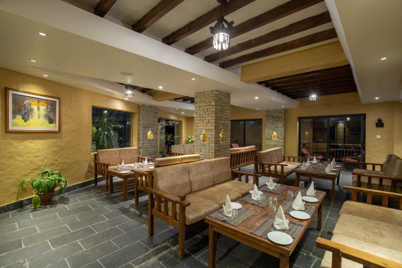 Bar Peepal Resort โพคารา ภายนอก รูปภาพ The restaurant at the resort