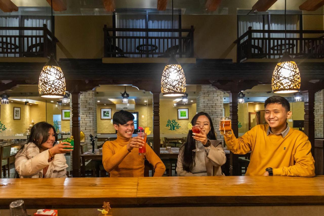 Bar Peepal Resort โพคารา ภายนอก รูปภาพ A restaurant in Vietnam