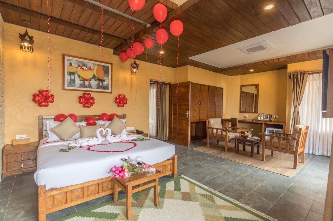 Bar Peepal Resort โพคารา ภายนอก รูปภาพ A room at the resort