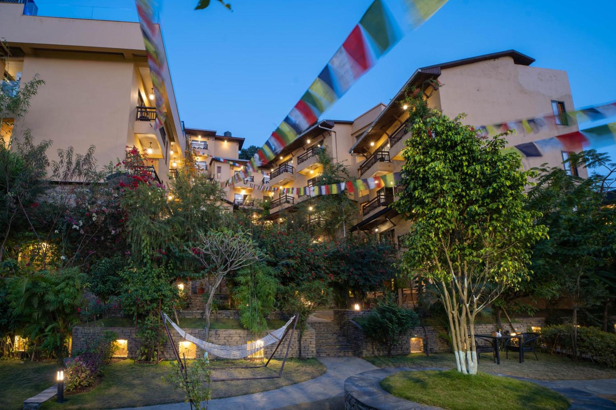 Bar Peepal Resort โพคารา ภายนอก รูปภาพ The hotel at night