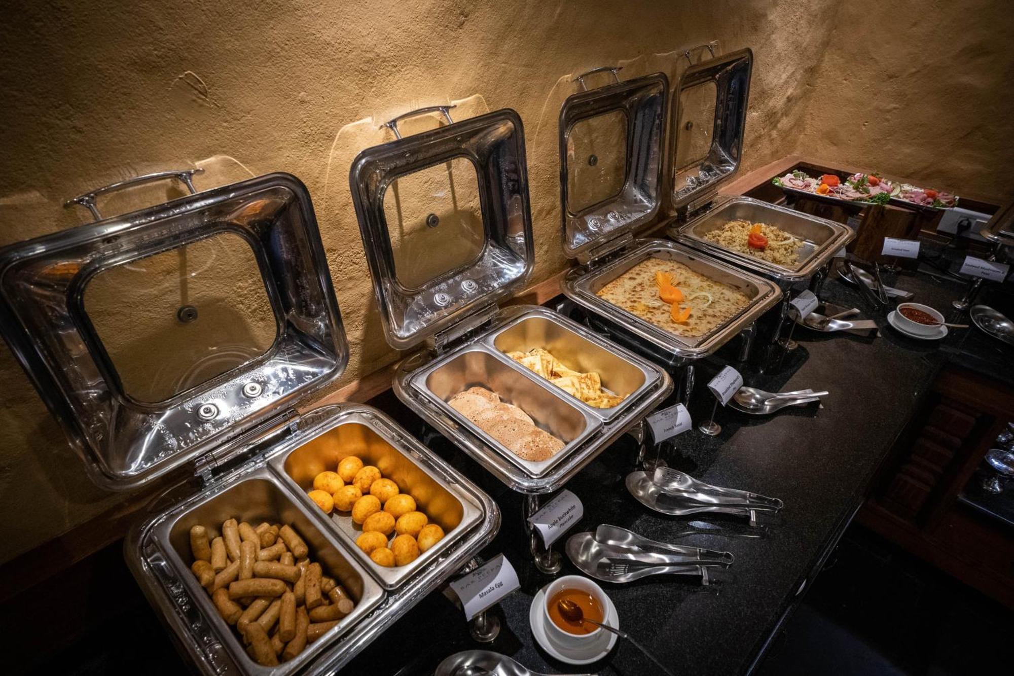 Bar Peepal Resort โพคารา ภายนอก รูปภาพ A selection of chafing dishes
