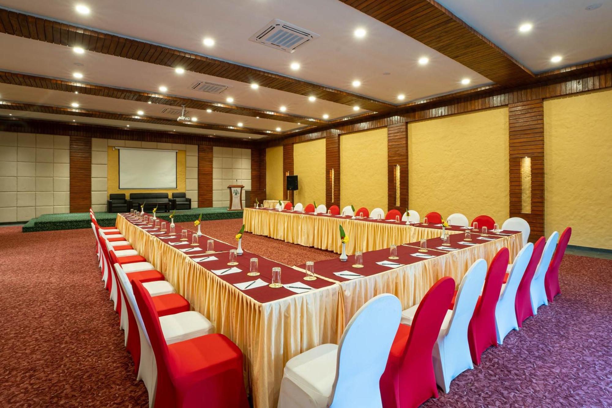 Bar Peepal Resort โพคารา ภายนอก รูปภาพ Meeting room