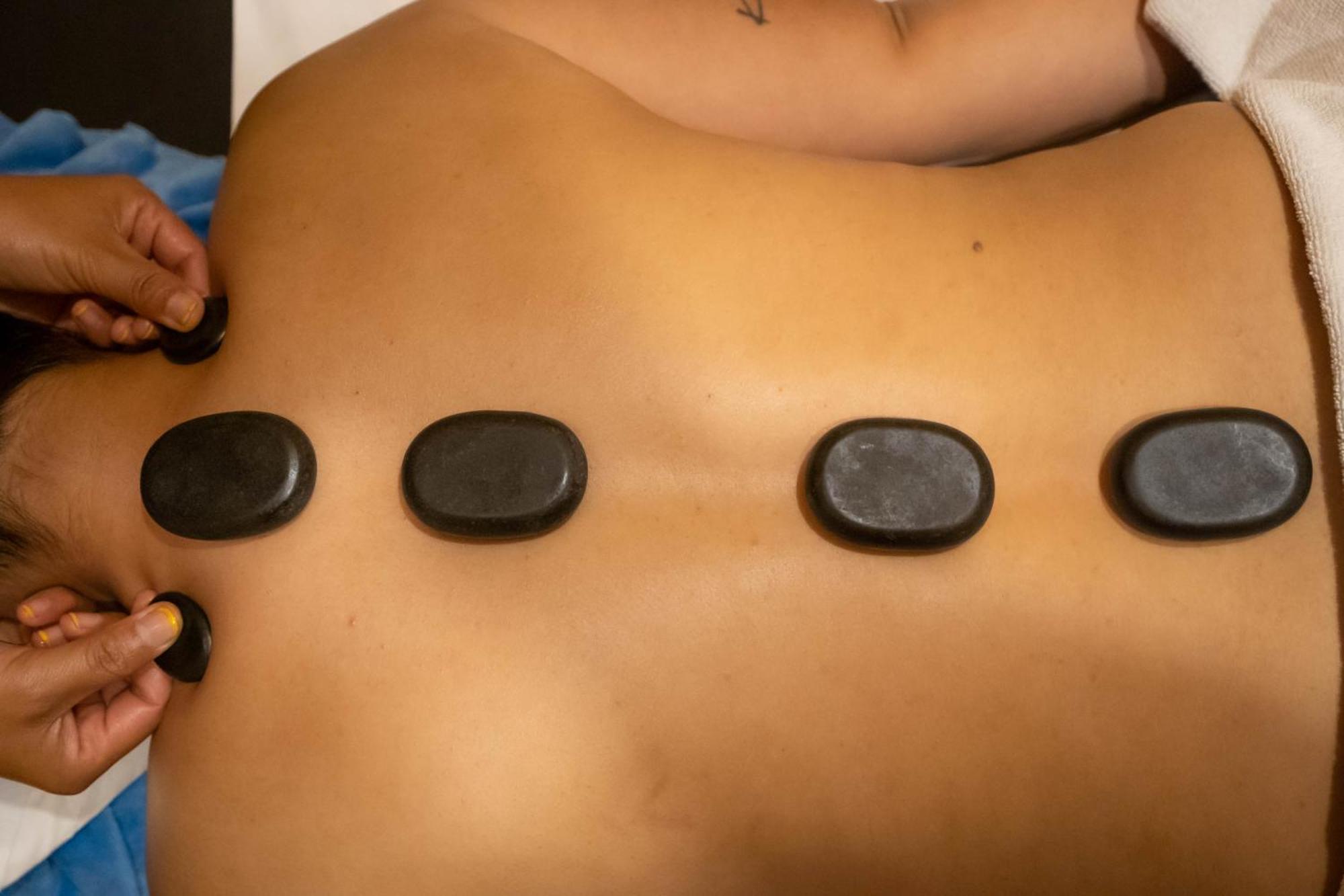 Bar Peepal Resort โพคารา ภายนอก รูปภาพ Hot stone massage