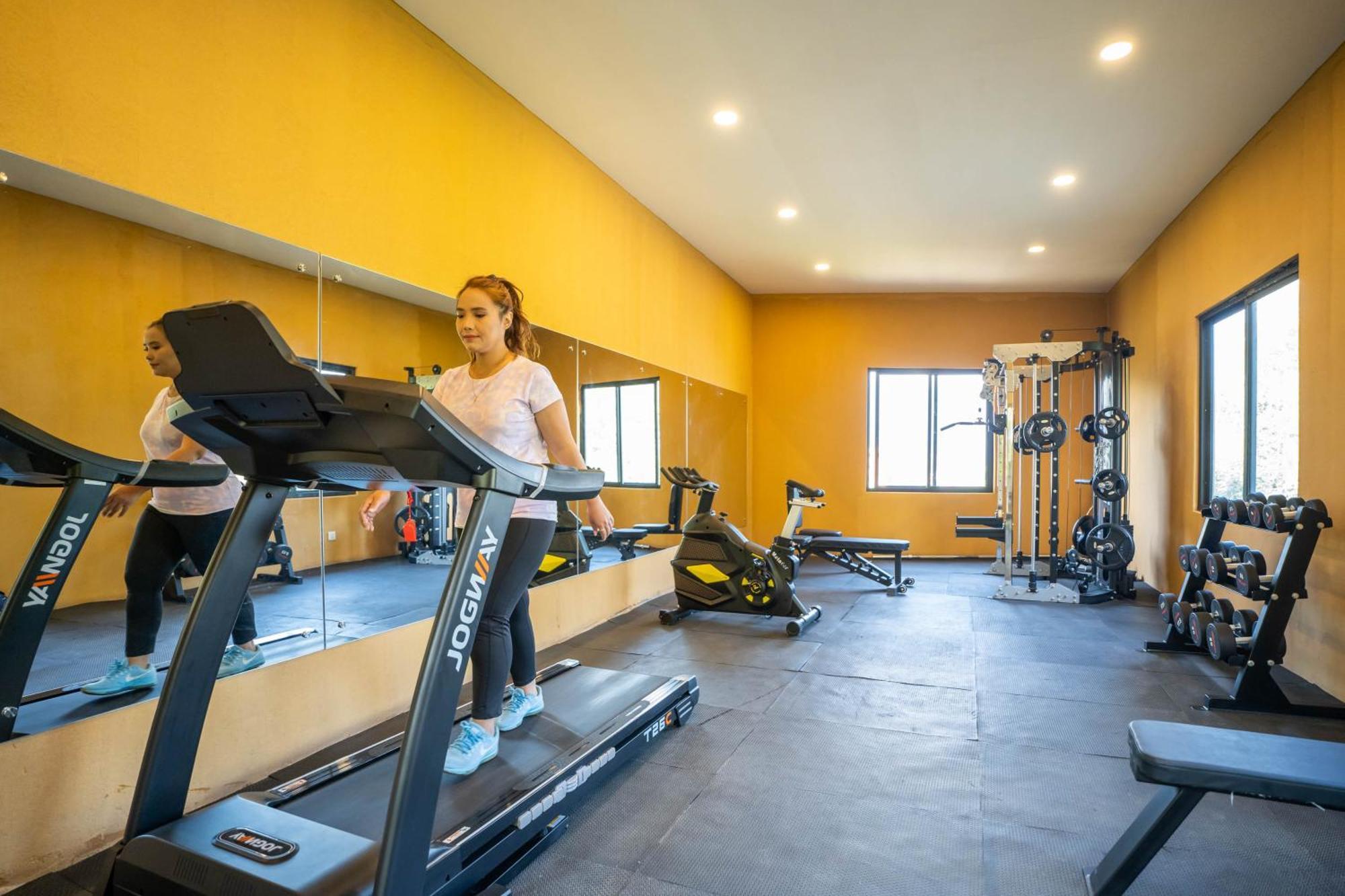 Bar Peepal Resort โพคารา ภายนอก รูปภาพ The gym at the University of Rwanda