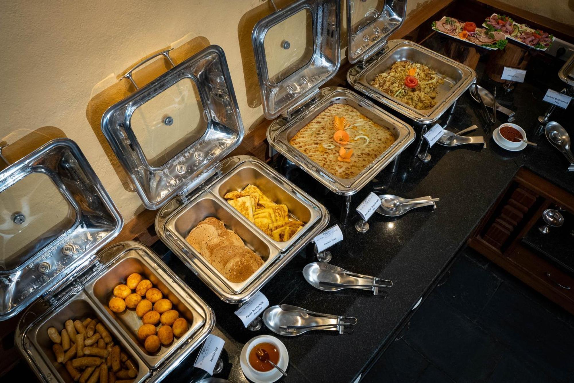 Bar Peepal Resort โพคารา ภายนอก รูปภาพ A selection of chafing dishes