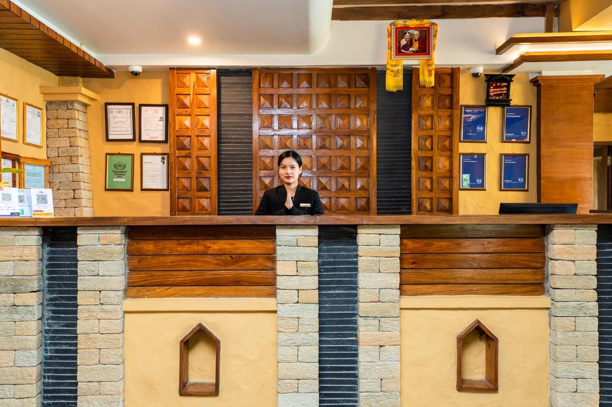 Bar Peepal Resort โพคารา ภายนอก รูปภาพ Reception at the hotel