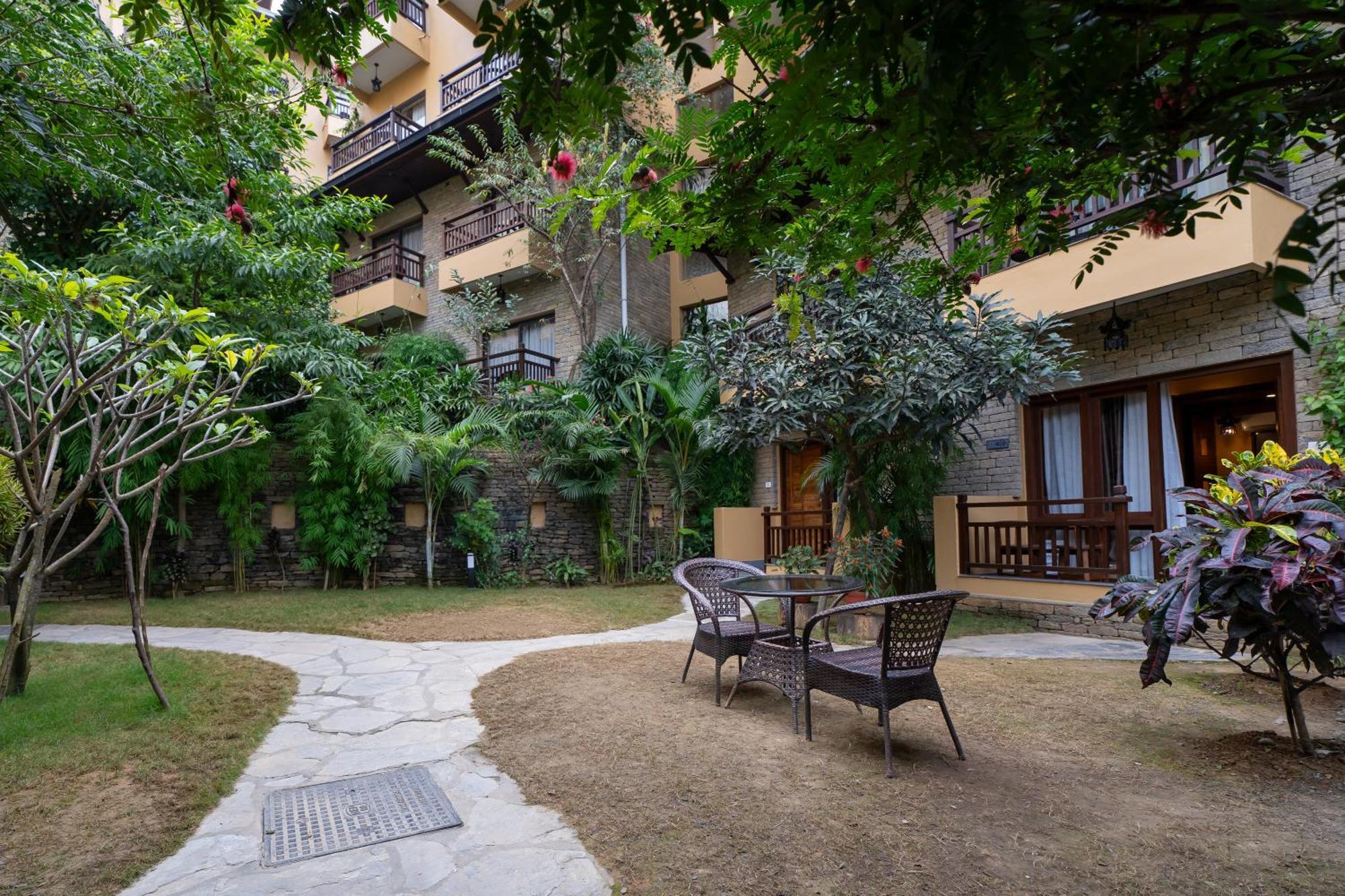 Bar Peepal Resort โพคารา ภายนอก รูปภาพ The hotel's garden